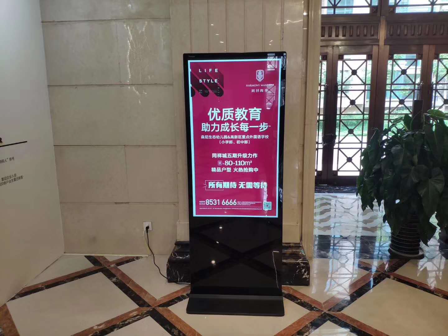 关于液晶广告机功能特点介绍